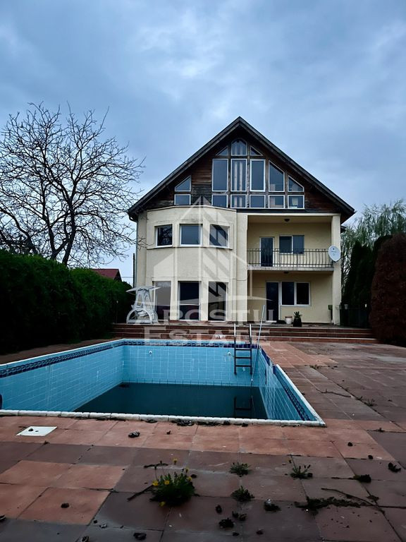 Casa individuala cu piscina, 6 camere, 3 bai, in Sag