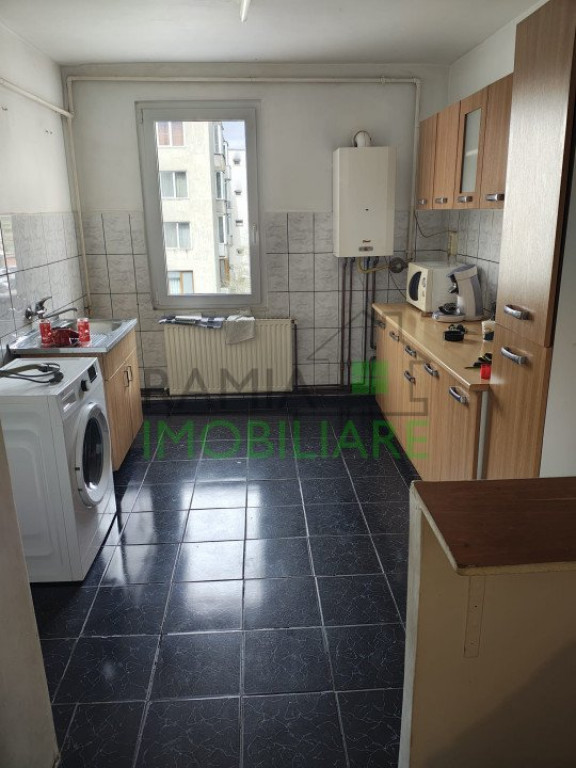 Apartament 4 camere de vânzare - Decomandat