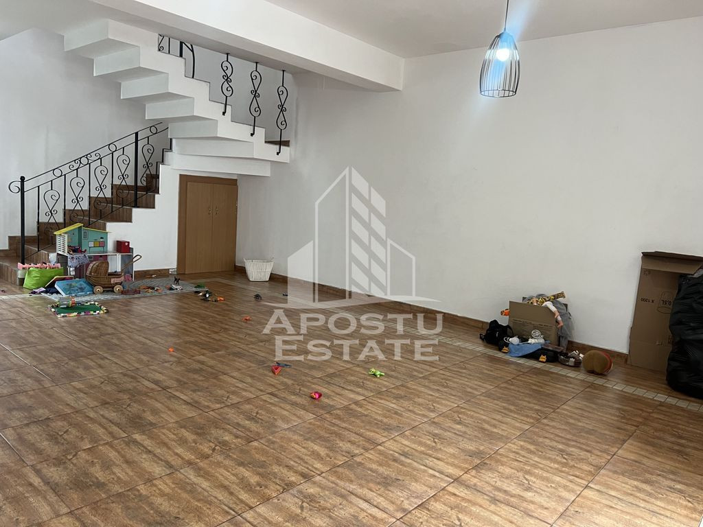 Casa cu 5 camere, curte, garaj, zona Girocului