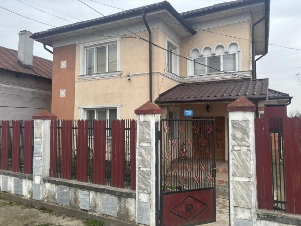 Casa cu livada si anexe, P+1, teren 3986mp, zona Dolj, 210.000euro