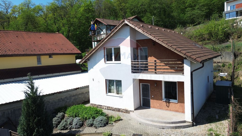 Casă cu vedere spre lac și pădure -deasupra Barajului ...