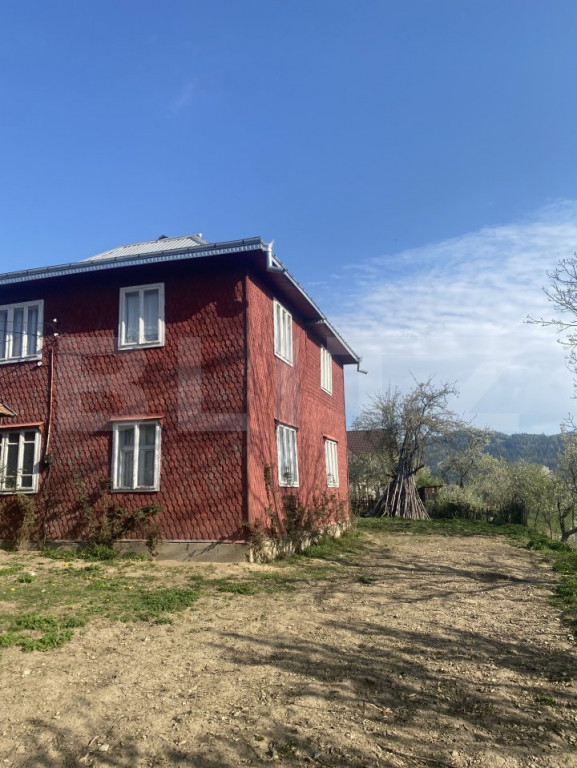Casă de vânzare, cu 8 camere, 310 mp, cu teren de 1532 mp,