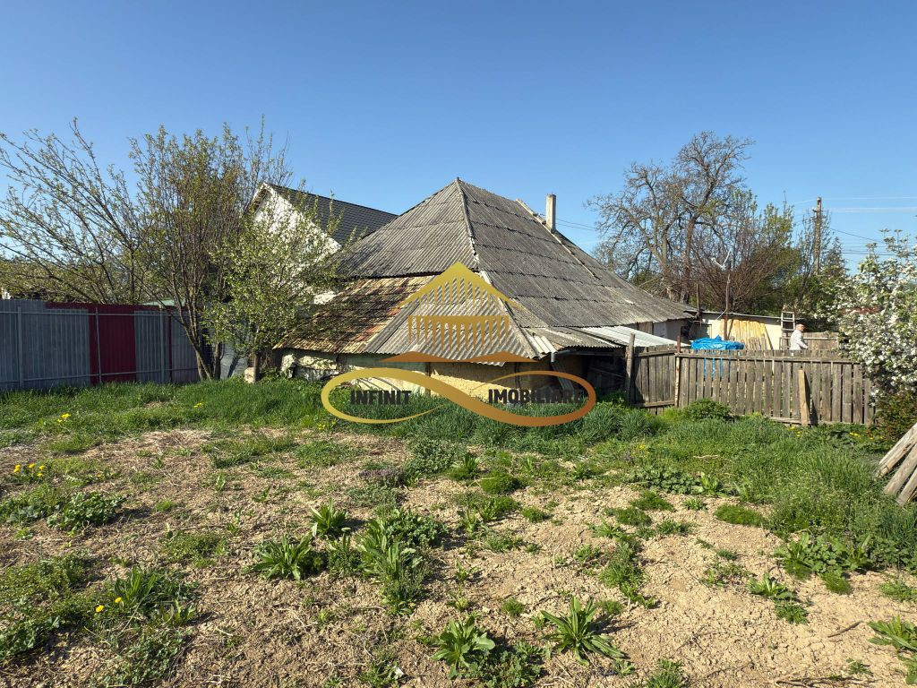 Casa batraneasca cu 1045 mp teren de vanzare in Beresti-B...