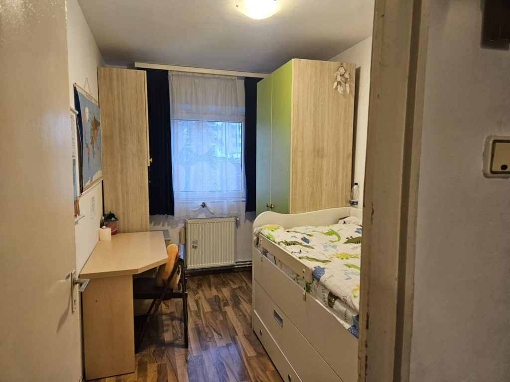 Apartament de 4 camere zona CARPATILOR