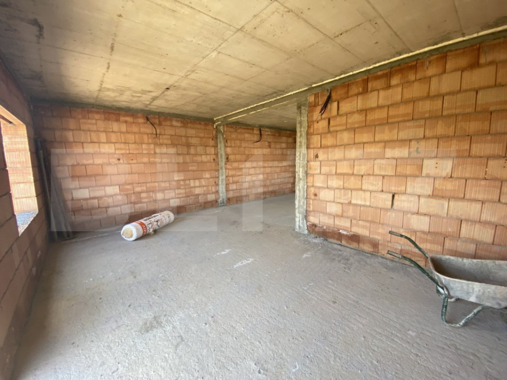 Apartament cu 3 camere, 77 mp, decomandat, curte 150 mp, zon