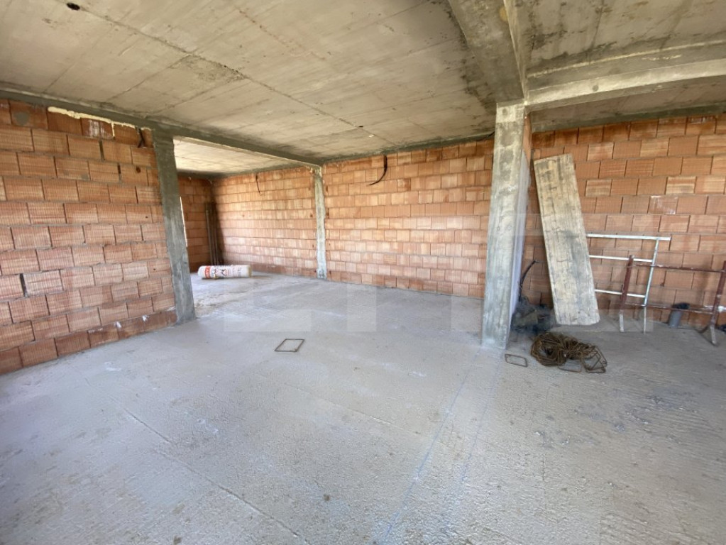 Apartament cu 3 camere, 77 mp, decomandat, curte de 150 mp,