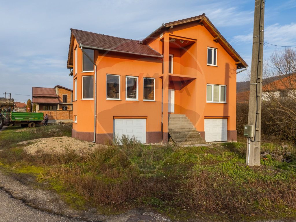 Casă spațioasă de vânzare în Sebiș, teren de 491 mp...