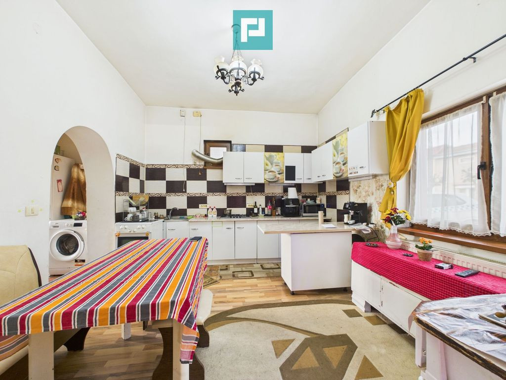 Casa cu 6 camere in Parneava