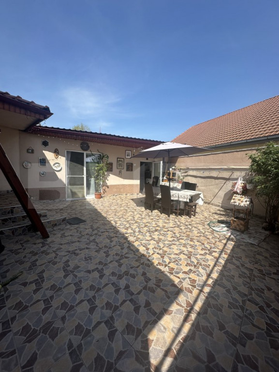 Casa de vanzare cu 3 camere, 120mp, zona semicentrala.