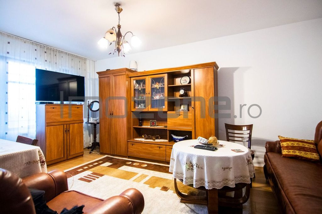 3 camere, decomandat, bloc stradal, parter, geam baie, mo...