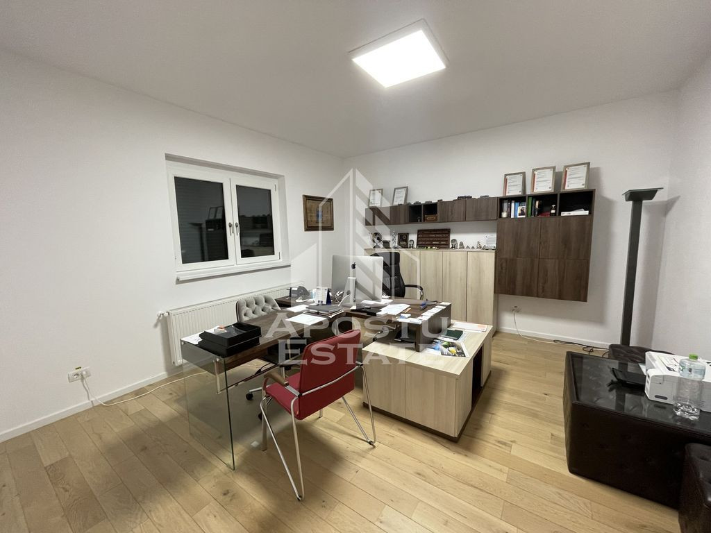 Cladire de birouri, amenajata cu locuri de parcare