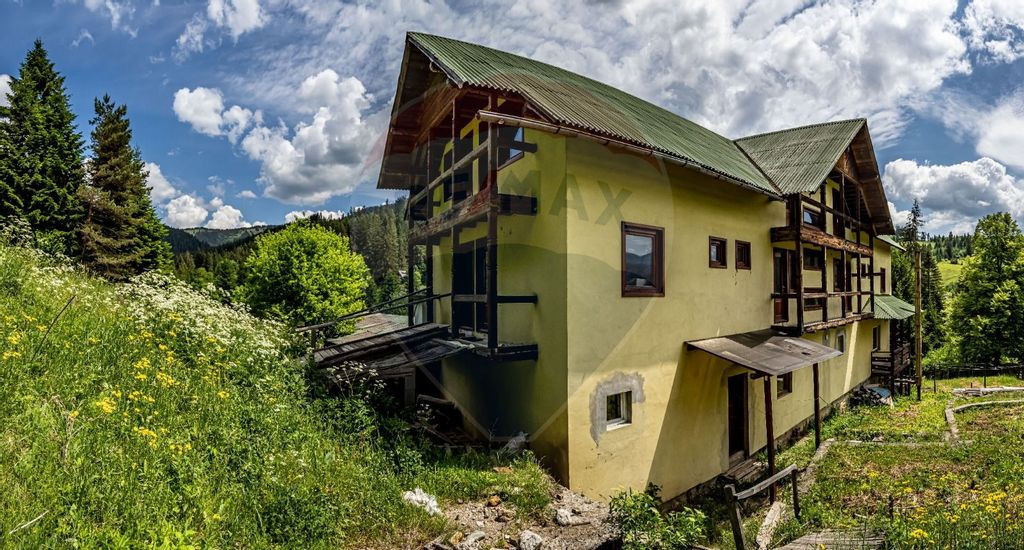 Vila / Pensiune cu 20 camere de vânzare în Câmpulung M...