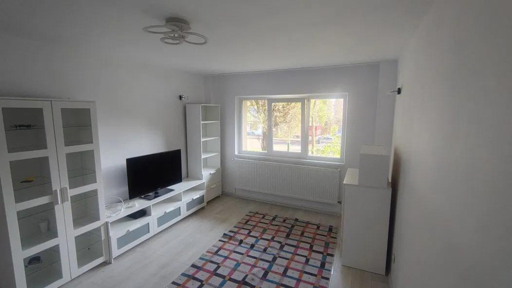 Apartament cu 3 camere, decomandat - zona Racadau..