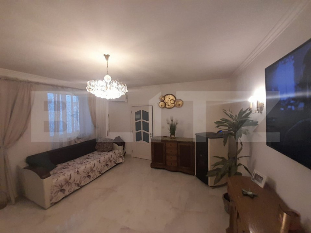 Apartament cu 3 camere, 57 mp, decomandat, zona Pietonal Liv