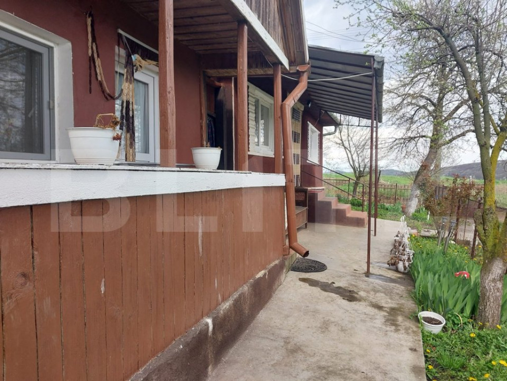 Casa traditionala cu 3 camere, 70 mp, teren 6000 mp, in zona