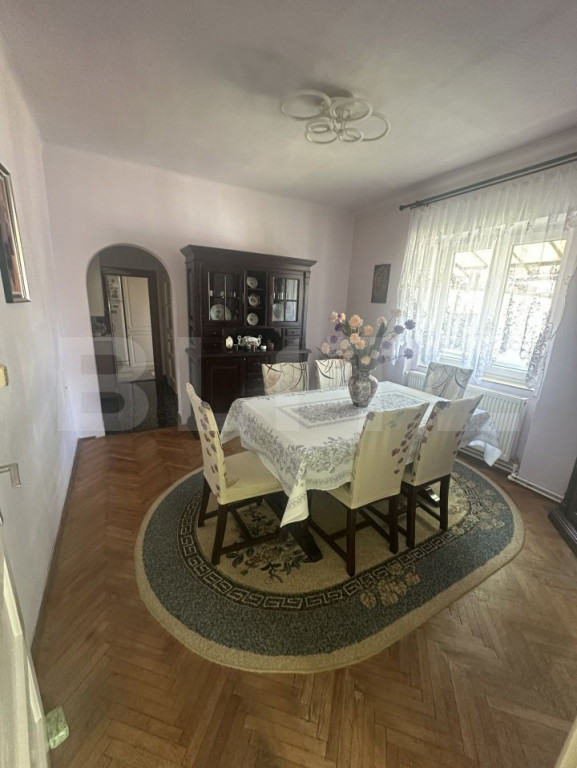 Doua case de vanzare cu 3 camere 120mp, intr-o curte de 536m