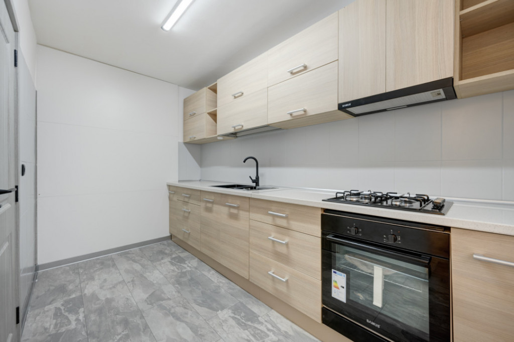 Decomandat - bloc reabilitat - Metrou Constantin Brancusi -