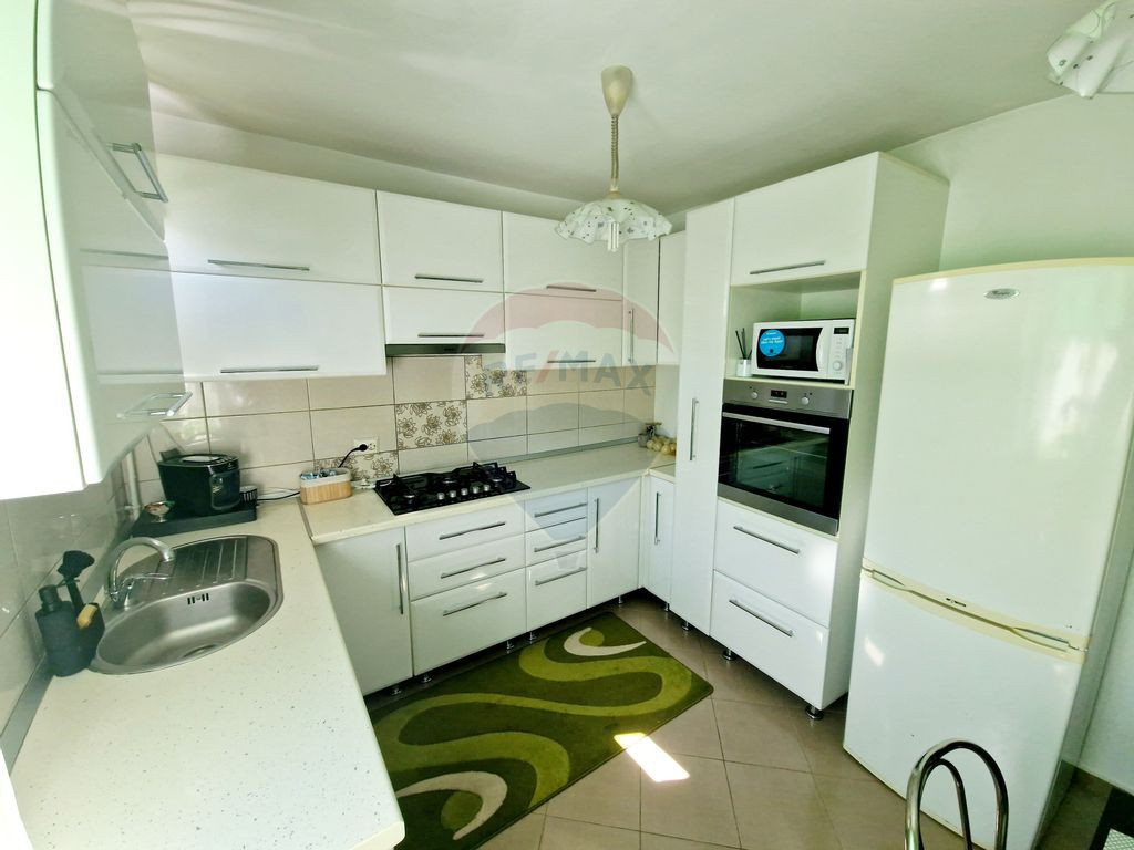 Apartament cu 3 camere de vânzare în zona Maratei