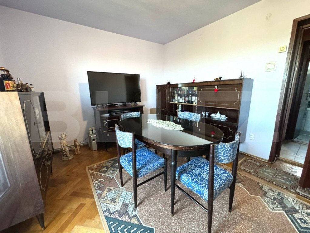 Apartament de vanzare, cu 4 camere, 68 mp, zona Dambu Pietro