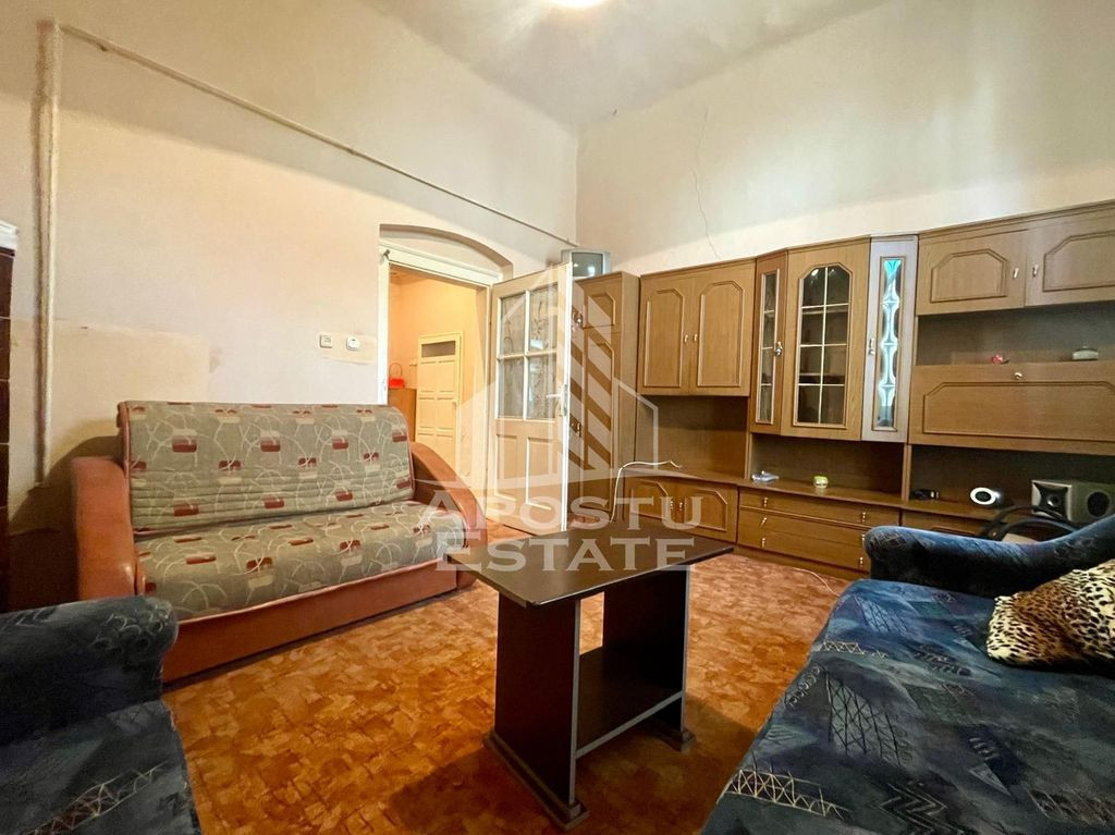 Apartament decomandat, 2 camere curte comuna - Zona Piata...
