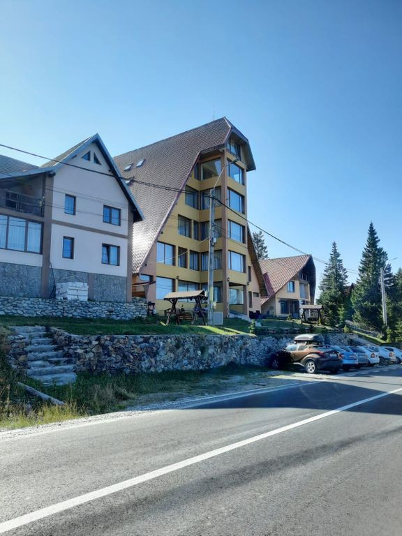 Ranca, Gorj: Pensiune: 24 camere, 30 locuri de parcare.