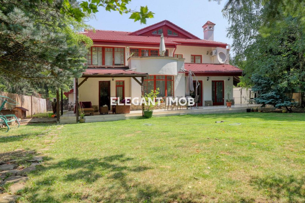 Vila cu curte mare si padure in Paradisul Verde