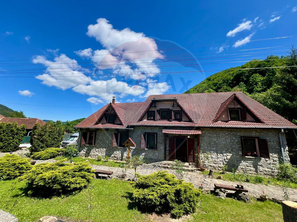 Pensiune cu 13 camere de vânzare in Bulz