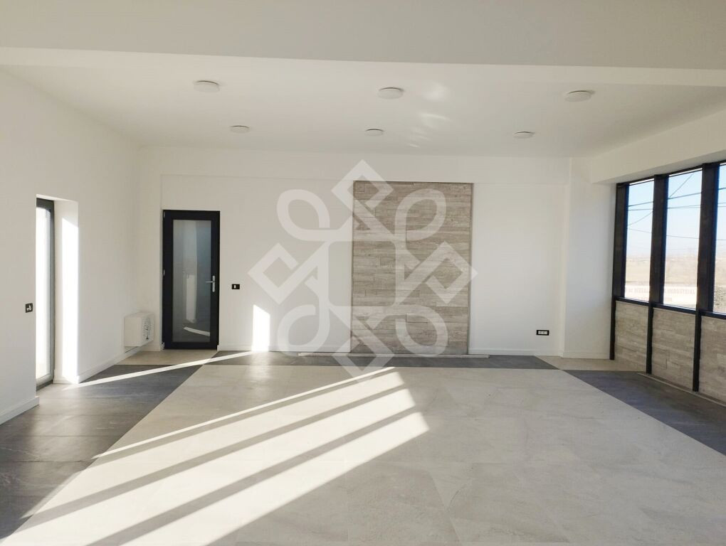 Spatiu comercial si birouri de inchiriat in zona Iosia