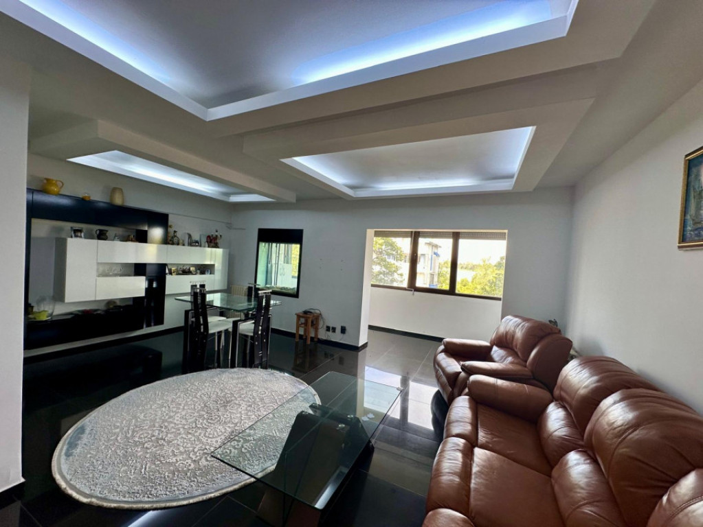 Apartament 4 camere transformat in 3 camere situat in zona D