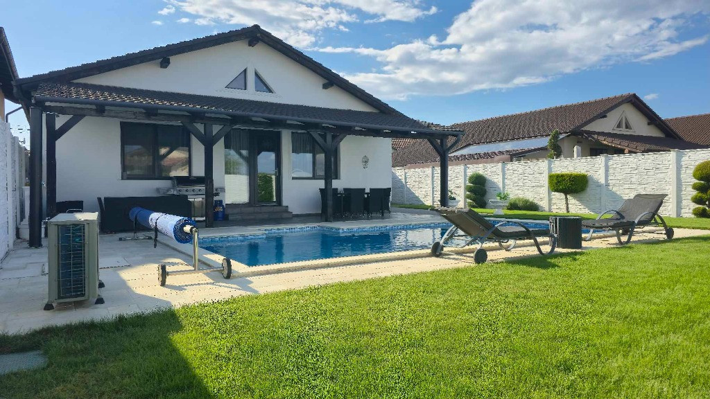 Casa de vanzare, cu piscina, intrarea in Santandrei/Mega Image