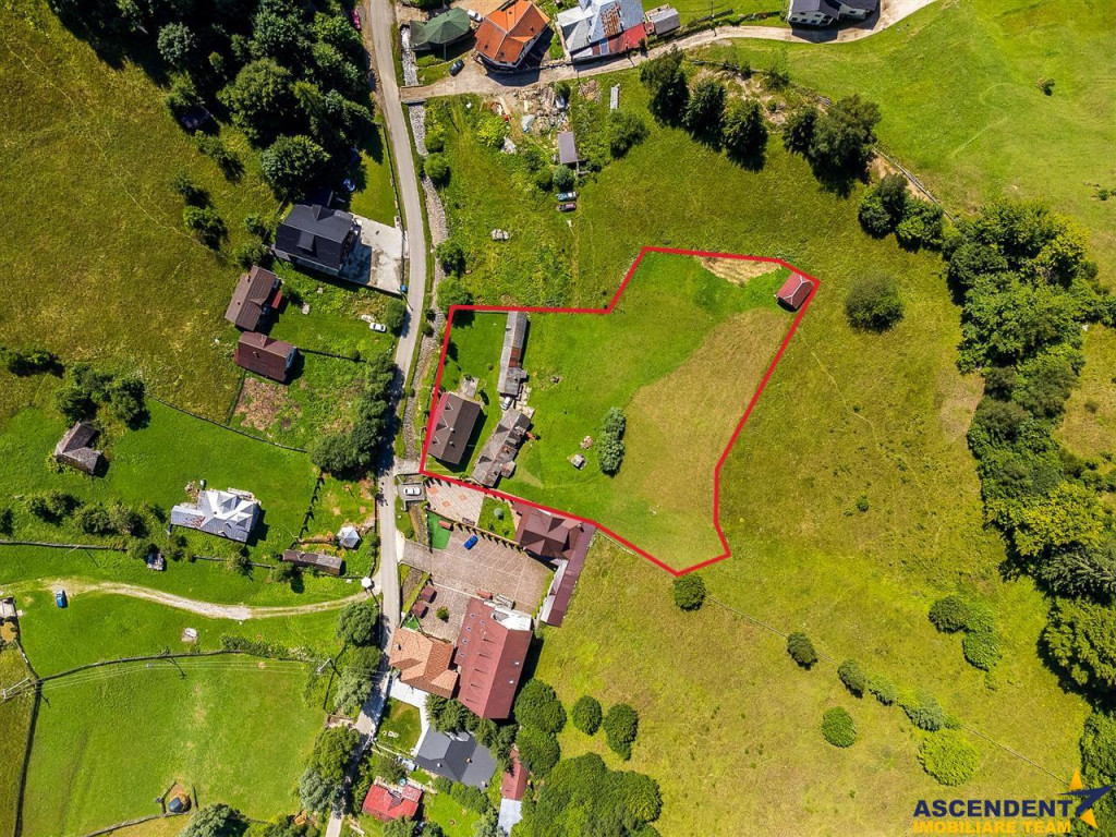 Oaza rustica de tranquilitate: Case si teren generos de 9400