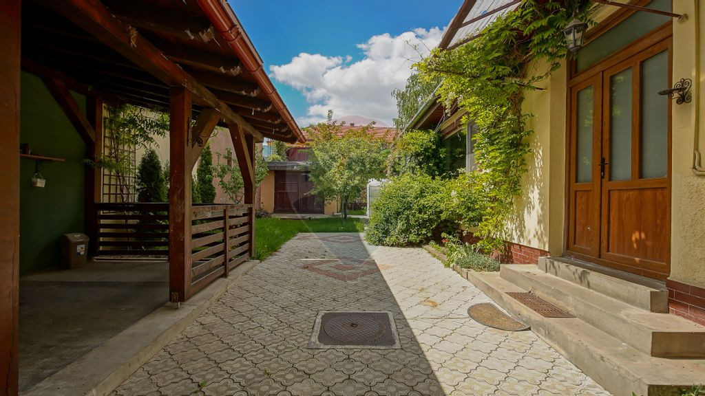 Casă individuală, curte, foișor și parcare, Brașovul...