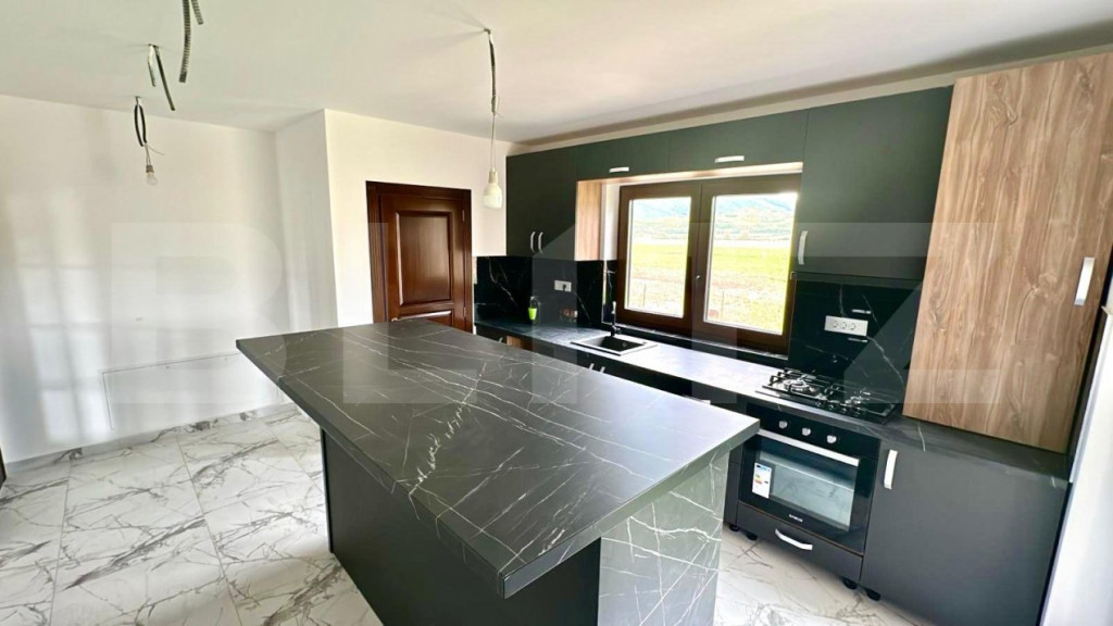 Casa individuala de vanzare, 4 camere, 105 mp utili, 500 mp