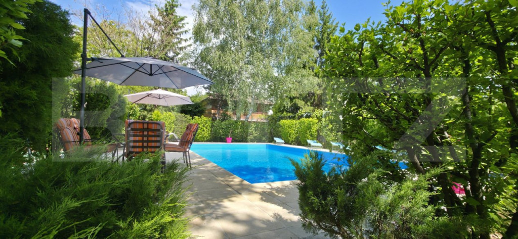Proprietate Exclusivistă: 2 Case, Piscină și Teren de Ten