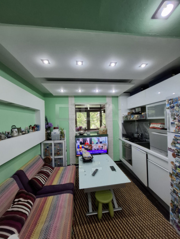 2 camere decomandat 1/8, renovat, Crangasi, Str. Ceahlau.