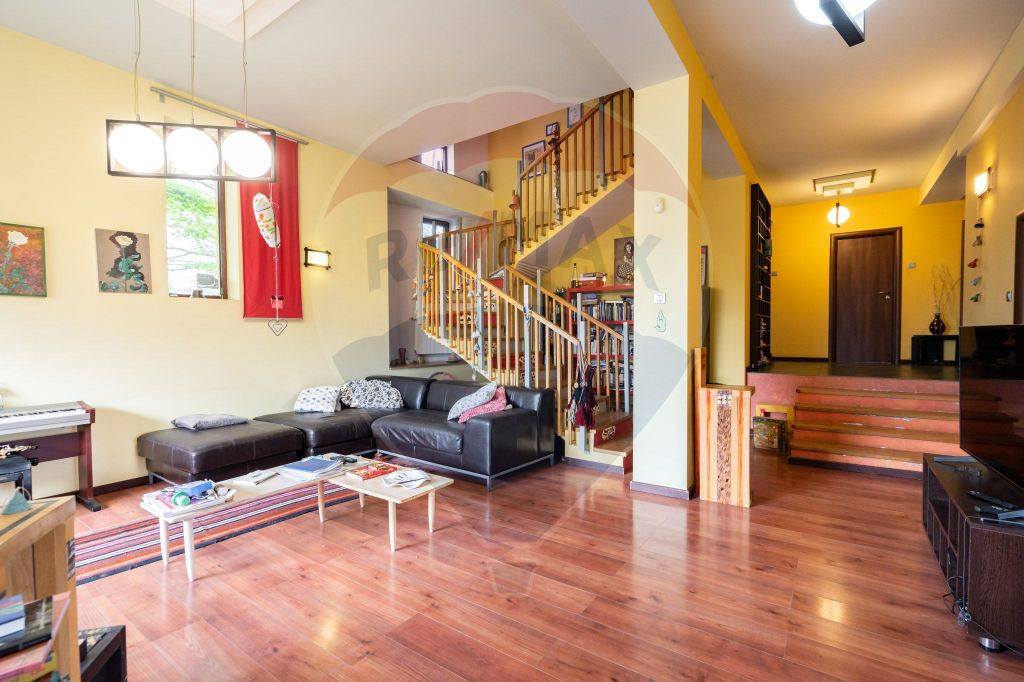 Casă / Vilă cu 5 camere de vânzare Izvorani in apropie...