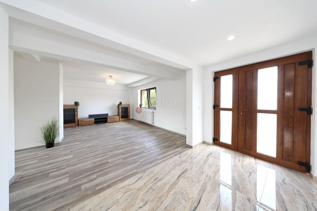 Apartament mobilat utilat si curte proprie