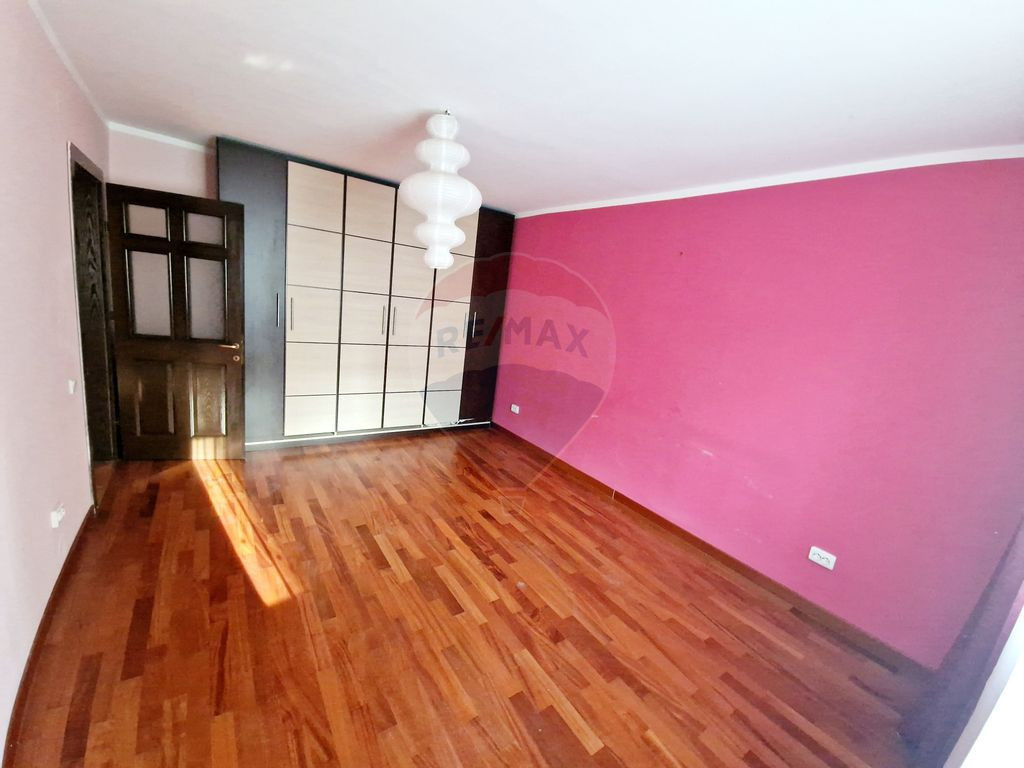 Apartament cu 3 camere de vânzare în zona Darmanesti