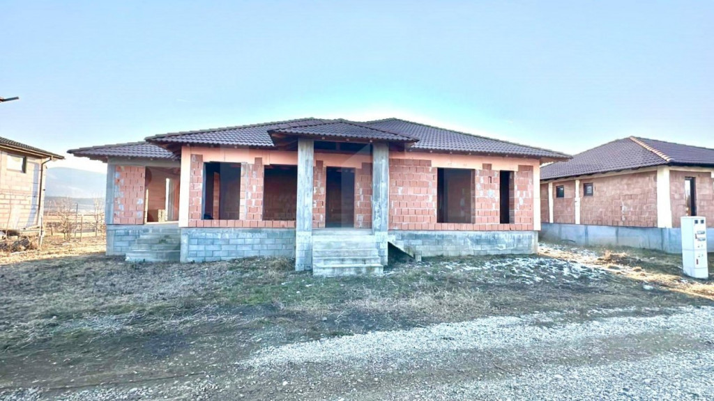 Casa la rosu, 4 camere, 105 mp utili, 500 mp teren,zona Sard