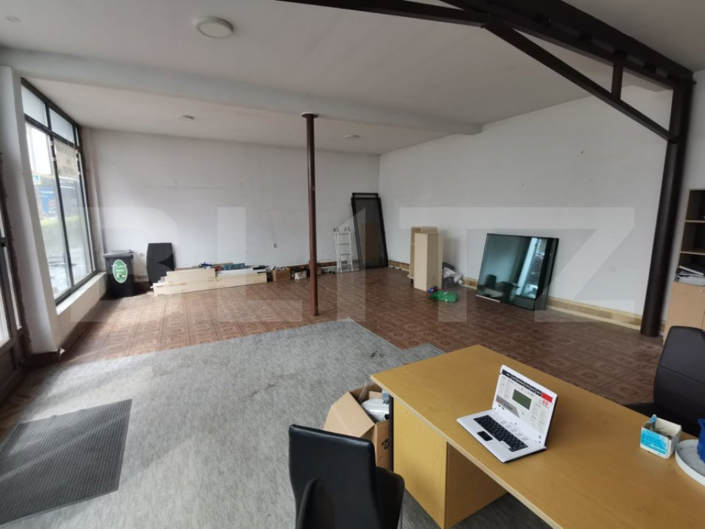 Spatiu birou/comercial, 70 mp, vitrina, 3 parcari, zona Damb