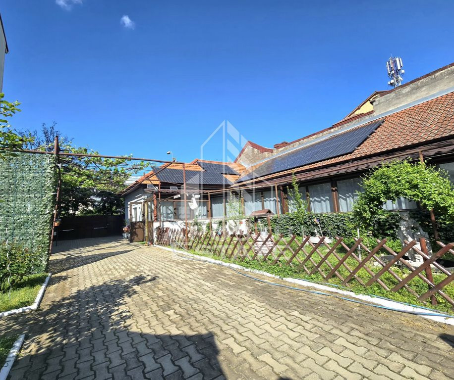 Casa individuala cu 4 camere si 2 garaje, zona Lipovei