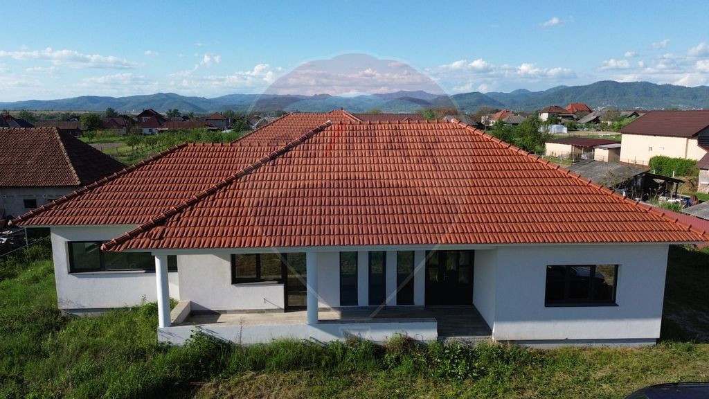 Lapusel - CASA finisata cu 700 mp teren