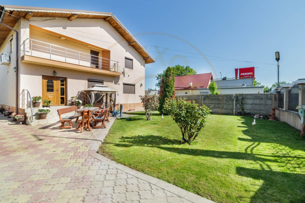 Casa Tunari Central – curte mare, living generos, pozitie