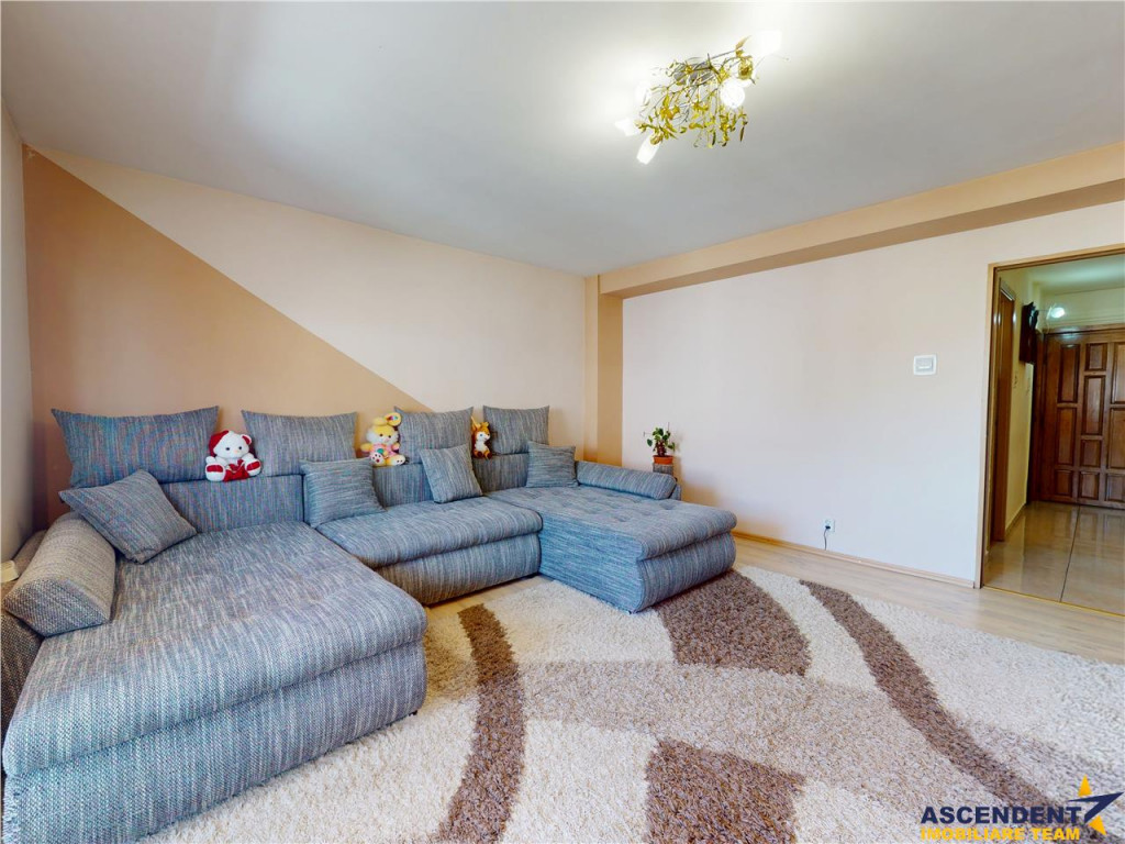 Decomandat si frumos structurat, 2 bai, loc parcare si boxa,