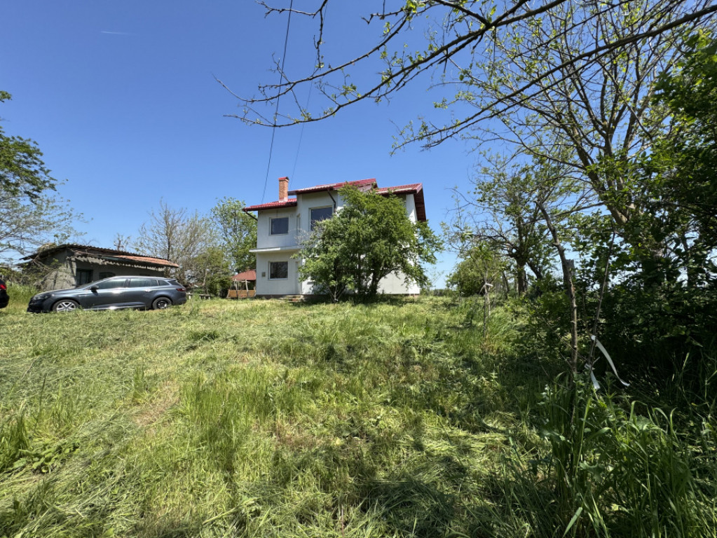 Casa la 30 min de București, în sat Nuci - necesita finisa