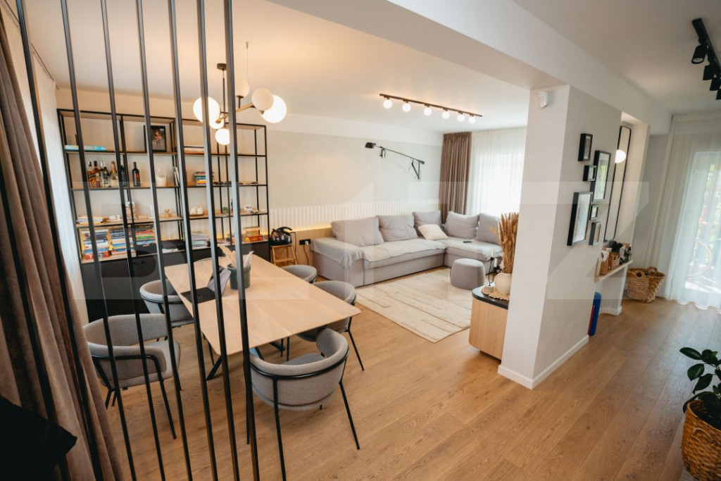 Triplex ultrafinisat, cu 4 camere, 120 mp, mobilat lux, cart