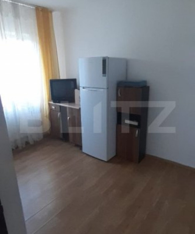 Apartament de vanzare, cu 3 camere, decomandat, 46 mp, zona