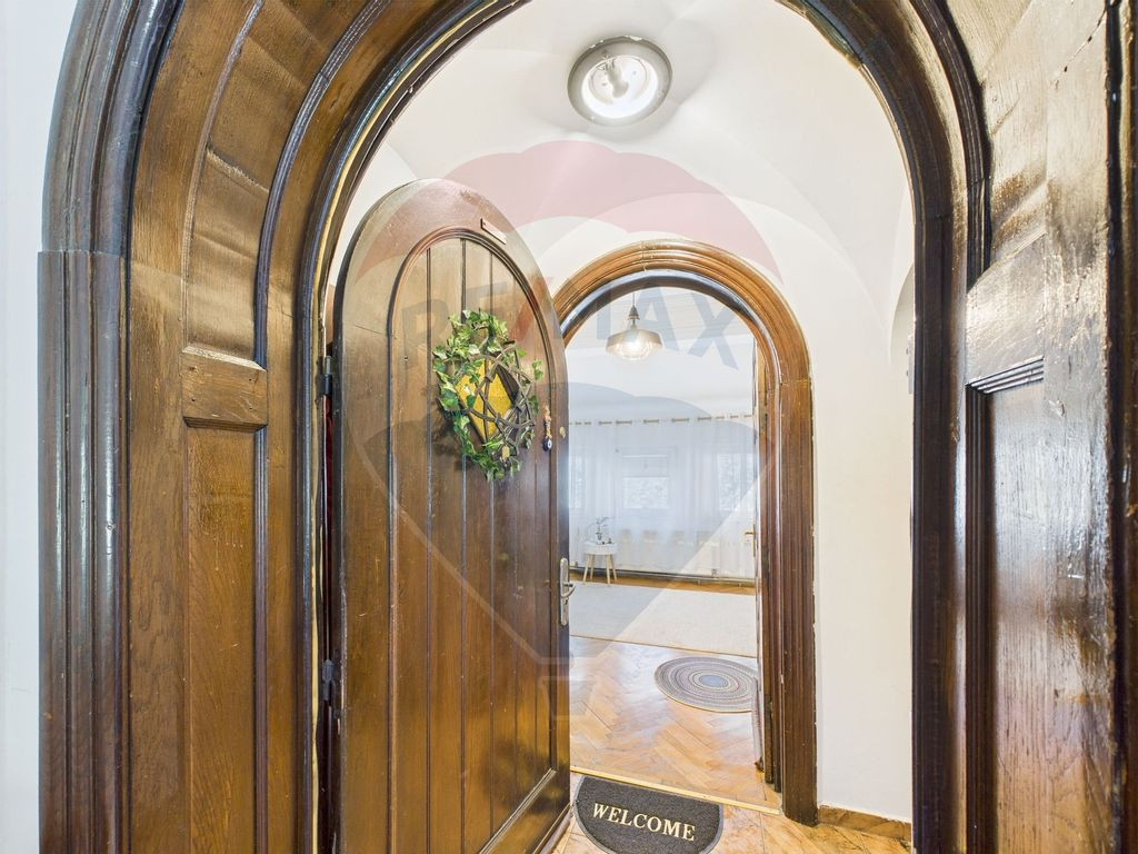 Apartament 4 camere + terasă de vânzare în zona Știrb...