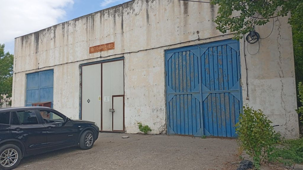 Inchiriem hala 440 mp