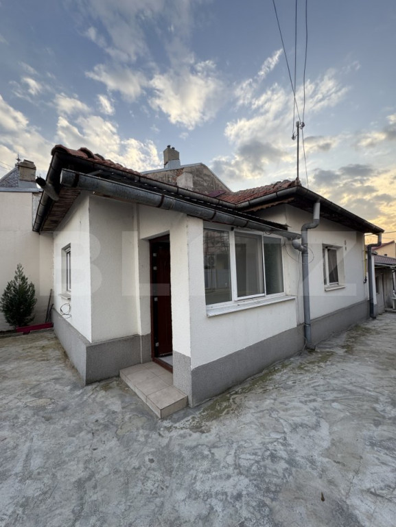 Casa parter renovata, 56 mp, 137 mp teren, zona Parcului Rom